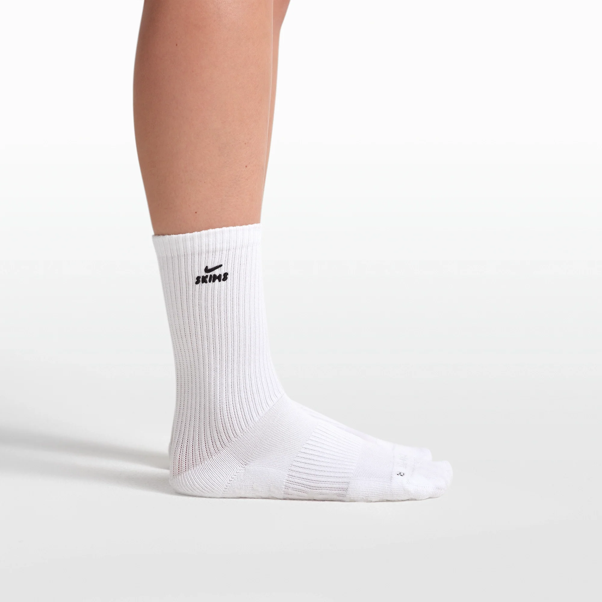 NikeSKIMS ACCESSORIES DRI-FIT? PILATES CREW SOCK | SNOW